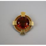 22ct gold brooch set with topaz - Approx gross weight 16.8g