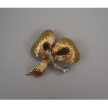 18ct gold diamond set brooch - Approx 8.5g