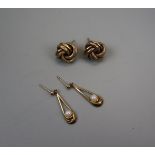 9ct gold 2 pairs of earrings - Approx weight 3.6g
