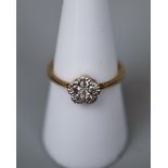 9ct gold diamond daisy cluster ring - Size O