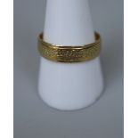18ct gold ring - Approx weight 4.5g - Size T
