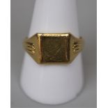 18ct gold signet ring - Approx weight 6.8g - Size T