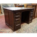 Leather topped oak desk - Approx size: W: 122cm D: 79cm H: 77cm