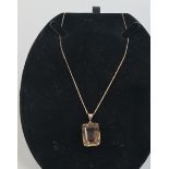 9ct gold necklace with topaz set pendantÿ