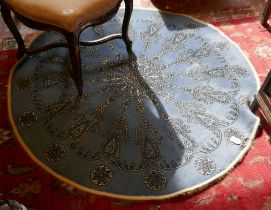 Round blue patterned rug - Approx diameter: 134cm