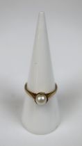 9ct gold pearl set ring - Size O