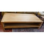Oak coffee table - Approx size: W: 136cm D: 69cm H: 36cm