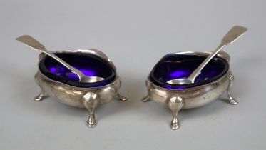 Pair of glass lined silver salt cellars with spoons - Approx weight 91g