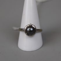 14ct white gold black pearl & diamond set ring - Size T