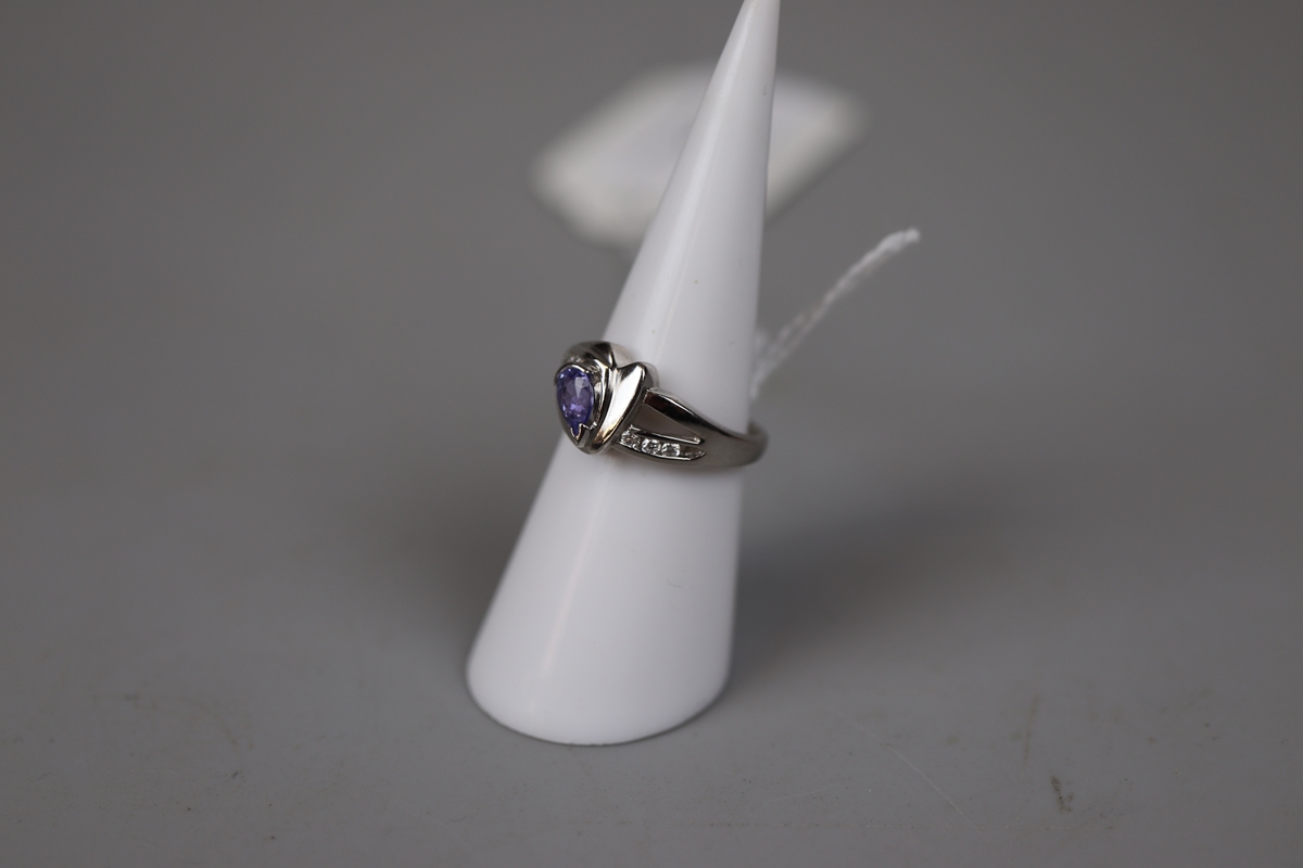 14ct white gold tanzanite & diamond set ring - Size K - Image 2 of 3