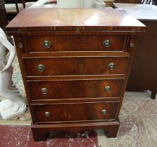 Small 4 drawer batchelors chest - Approx size: W: 59cm D: 35cm H:79cm