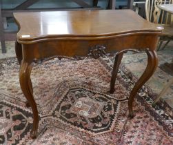 Mahogany tea table with pull out rear legs