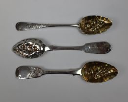 3 hallmarked silver berry spoons - Approx weight: 46g