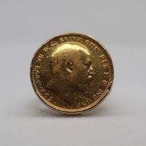 Edward VII full sovereign set in 9ct gold ring - Size N½ - Approx gross weight: 14.34g