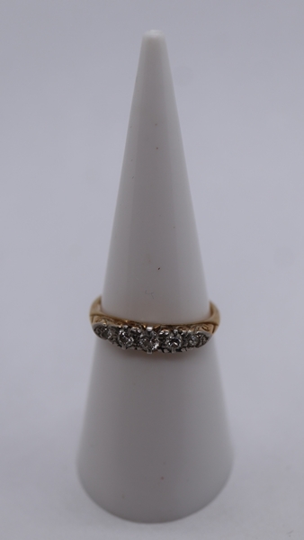 18ct gold 5 stone set ring - Size K½