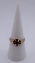 Yellow metal garnet set ring - Size O