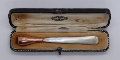 Mother-of-pearl cheroot/cigarette holder with 9ct gold fitting (approx 2g) in original fitted case