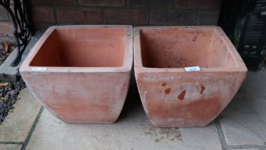 2 terracotta pots