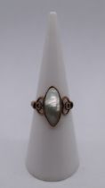 9ct gold ring set with mother-of-pearl - Size: J