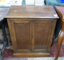 Small oak cabinet - Approx size: W: 61cm D: 35cm H: 75cm