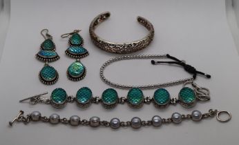 Collection of silver jewellery to include bracelets