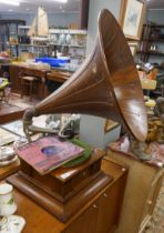 Early 20th century HMV gramophone in working order with unusual The Gramophone Co. oak horn