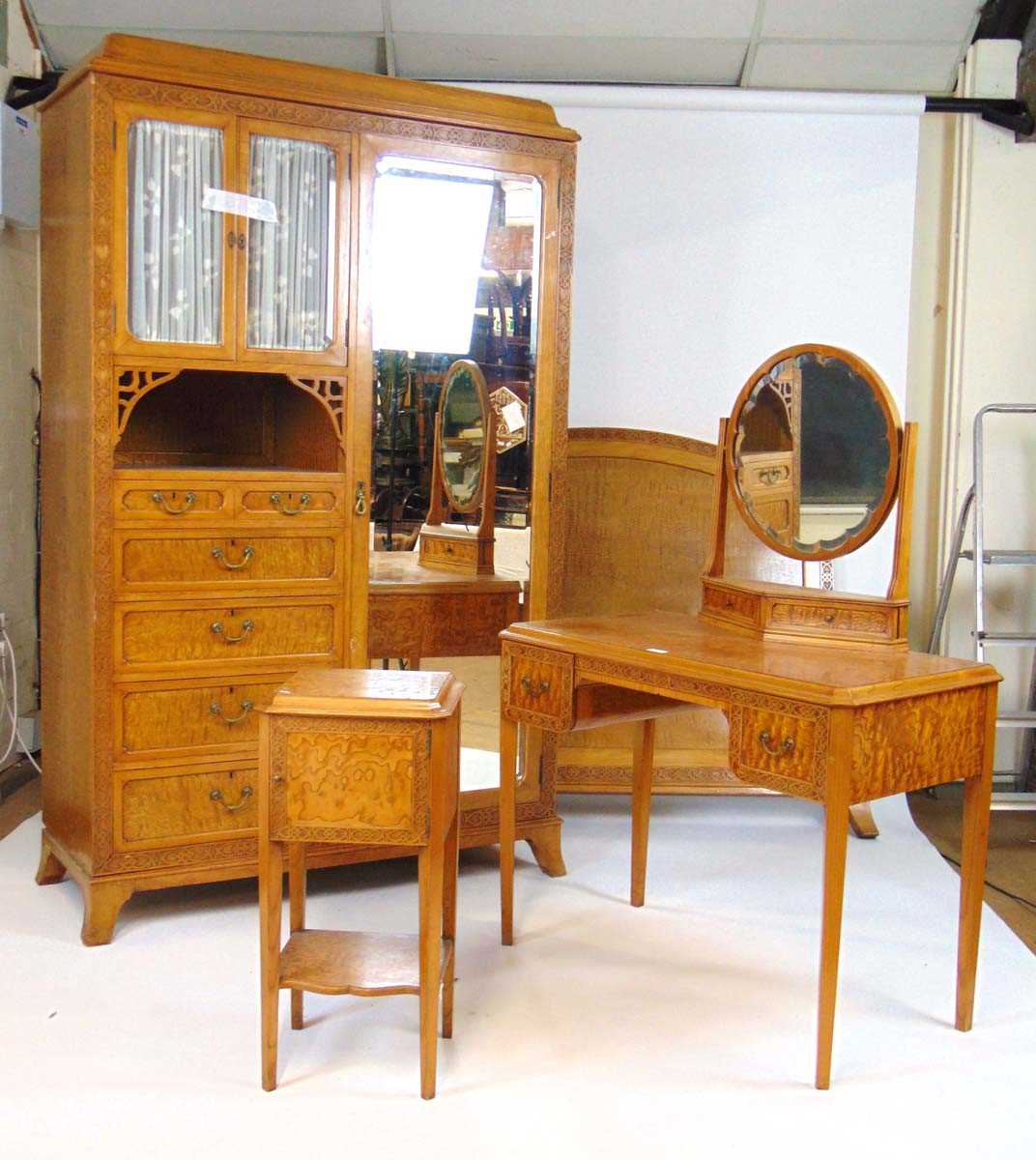 An early 20th century Hungarian/curly ash bedroom suite by Waring and Gillow (Paris) Ltd. comprising - Image 2 of 18