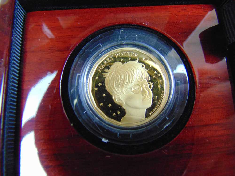 A 2022 Royal Mint Harry Potter and the Philosopher's Stone 1/4oz 999.9 gold proof coin - Image 3 of 3