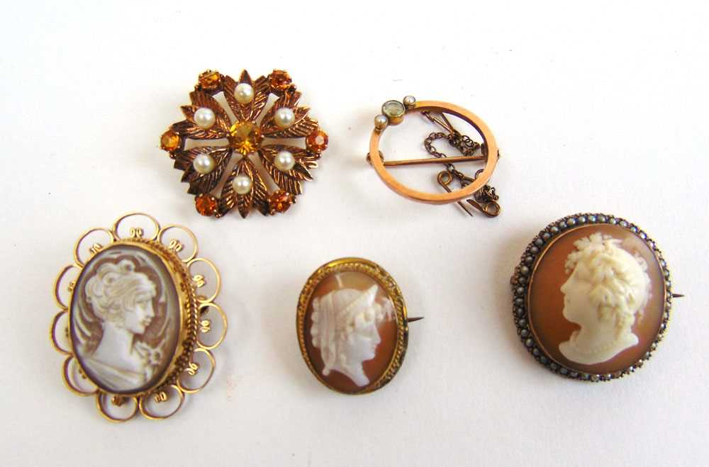 A group of five 9ct gold and yellow metal brooches to include cameo examples.