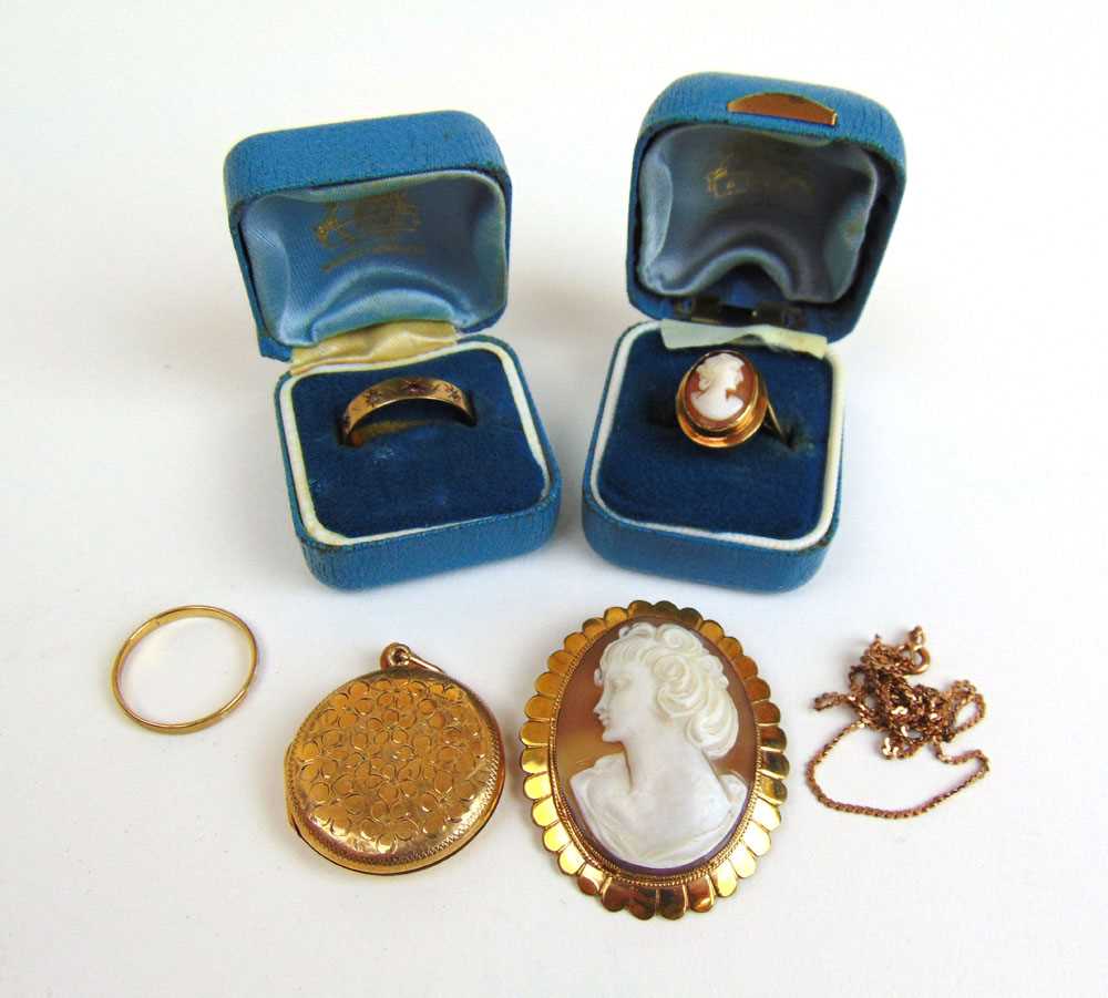 A collection of 9ct gold and yellow metal jewellery to include a cameo brooch, rings, locket and a