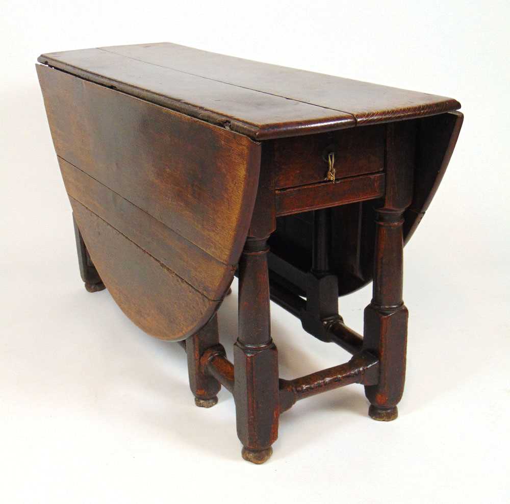 A late 17th/early 18th century oak gate leg dining table, the drop leaf top supported on a single - Image 2 of 3
