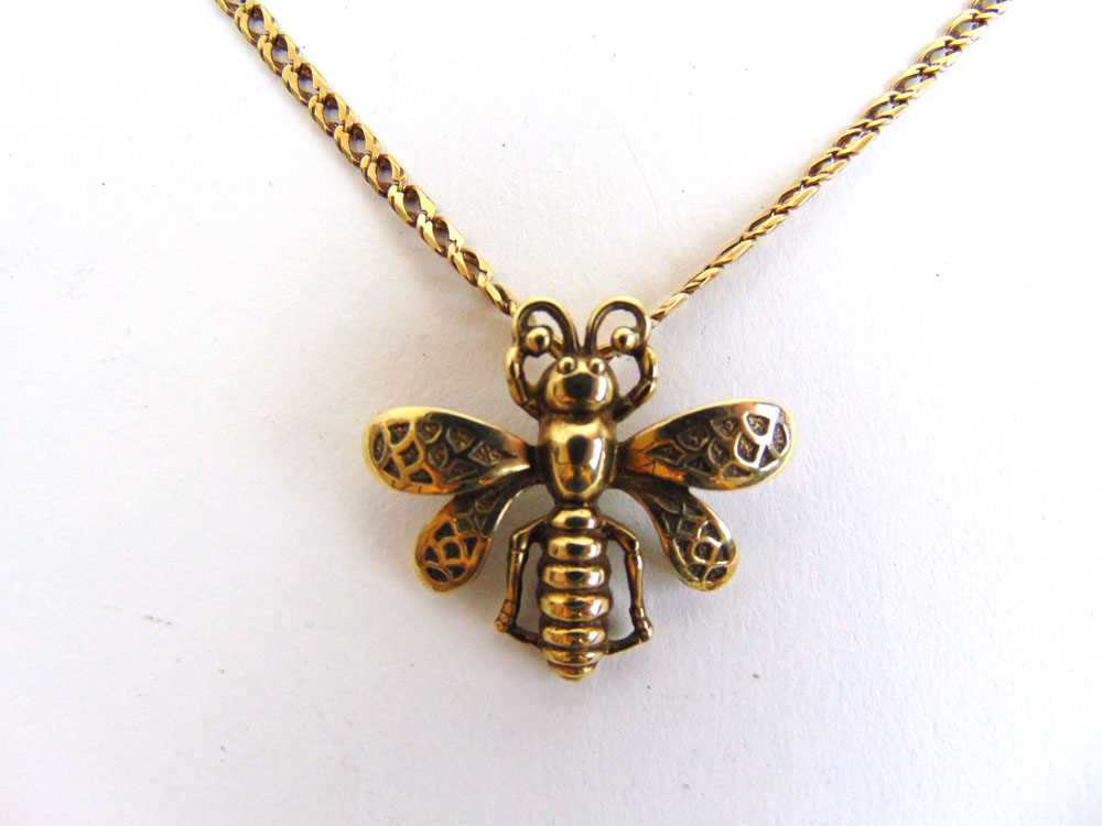 A yellow metal insect pendant on a 9ct gold curb link chain. Approx. weight 10g - Image 2 of 2