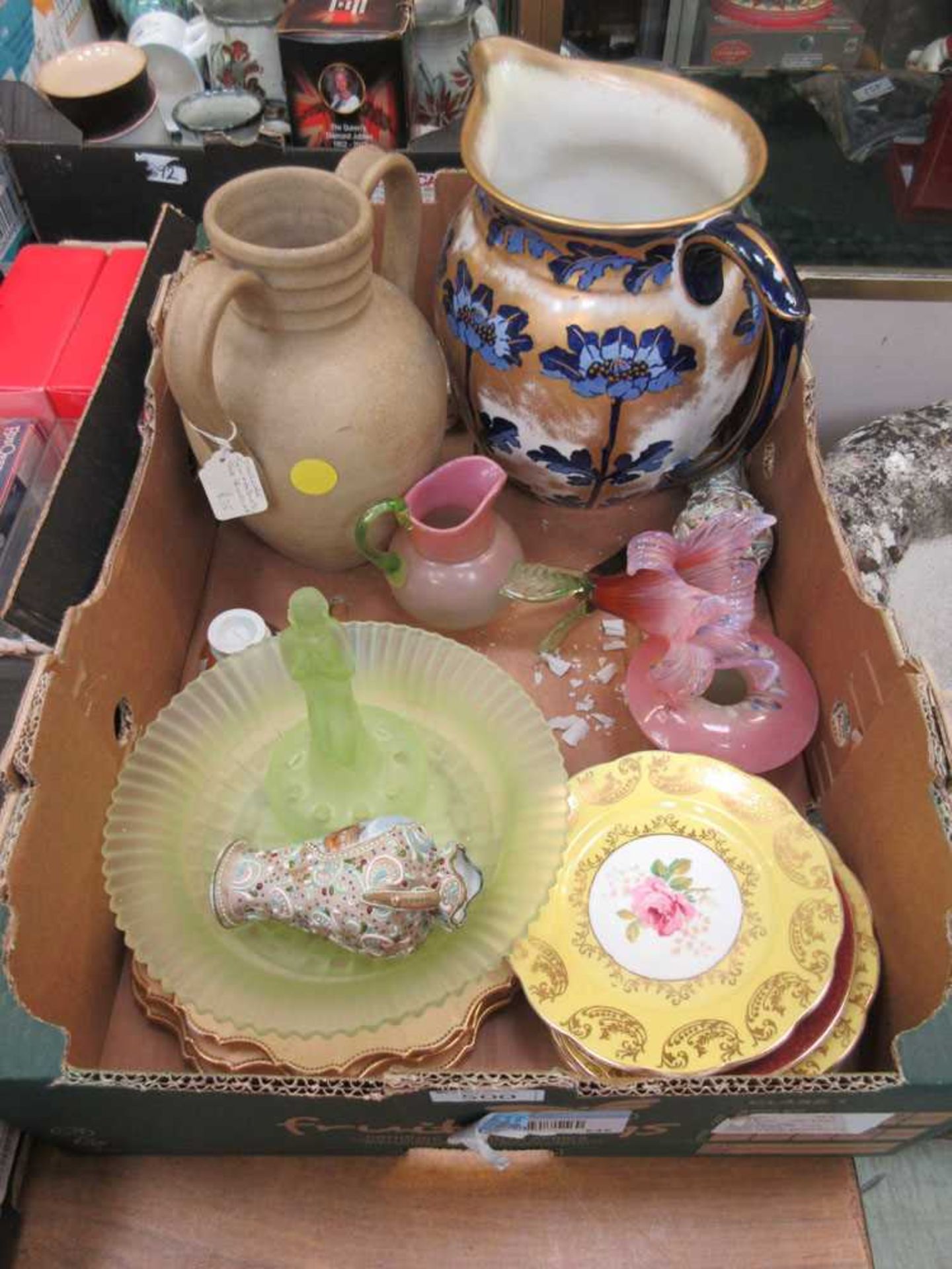 A tray of assorted ceramics