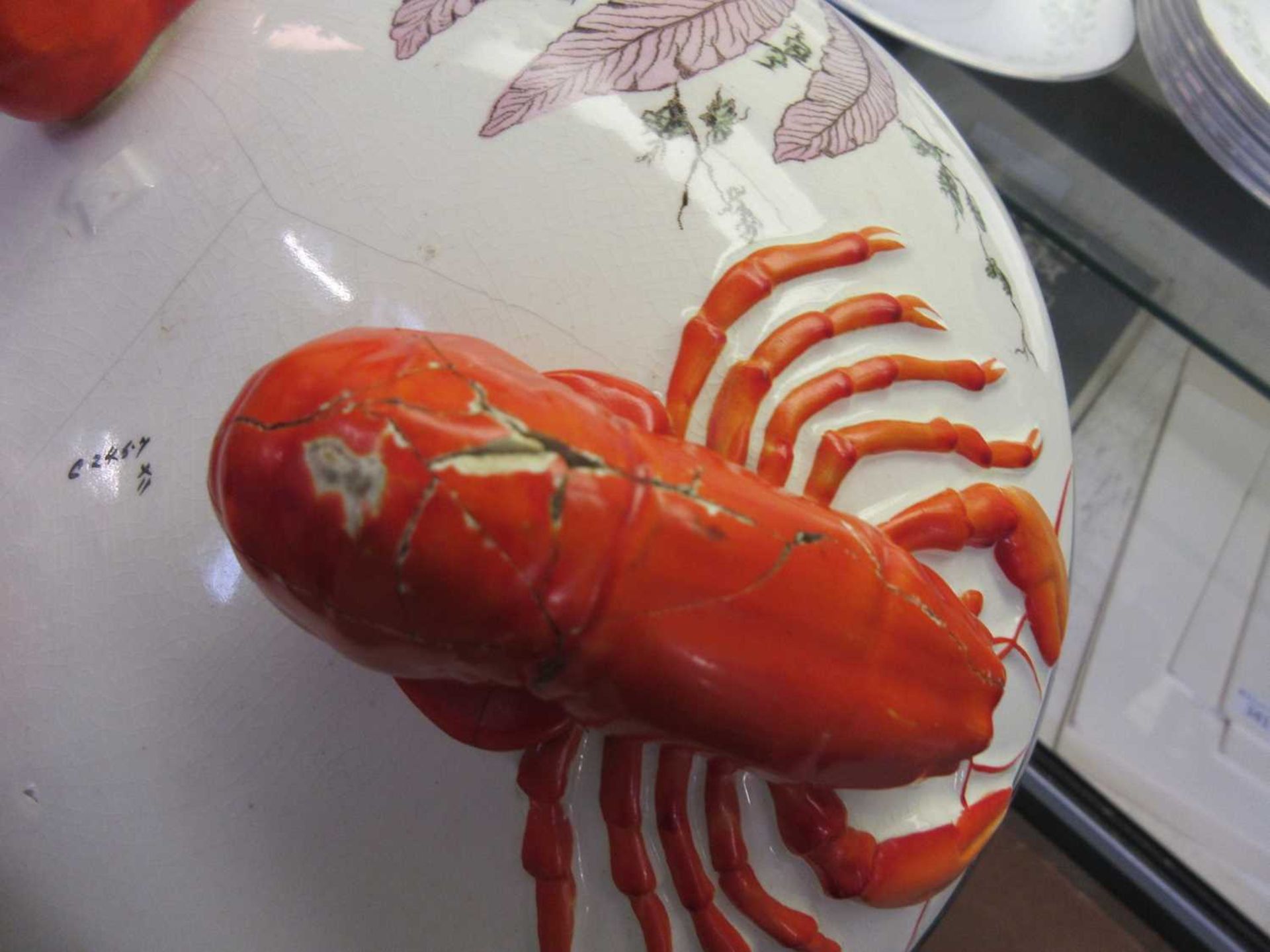 A Wedgwood seaweed pattern salad bowl on three lobster supports, the servers with ceramic claw - Image 4 of 4