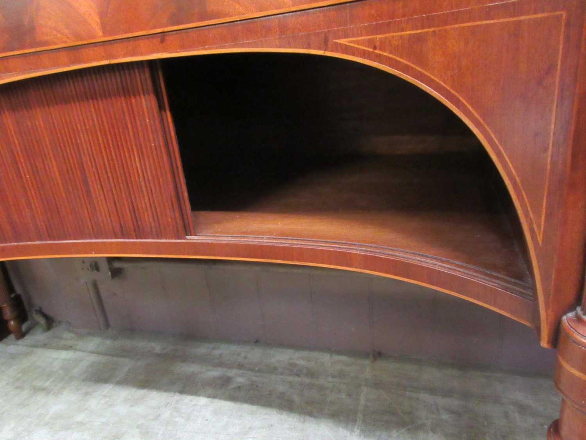 A reproduction mahogany boxwood strung sideboard, the top over a concave central section with tamber - Image 3 of 5