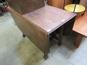 An early 20th century oak drop leaf table on square reeded supports Dimensions: H, 74cm , W, 106cm ,