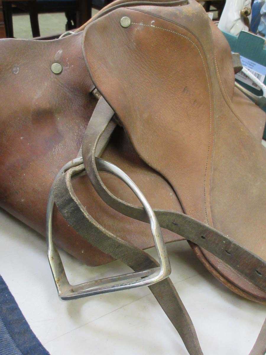 A brown leather saddle with stirrups - Image 2 of 3