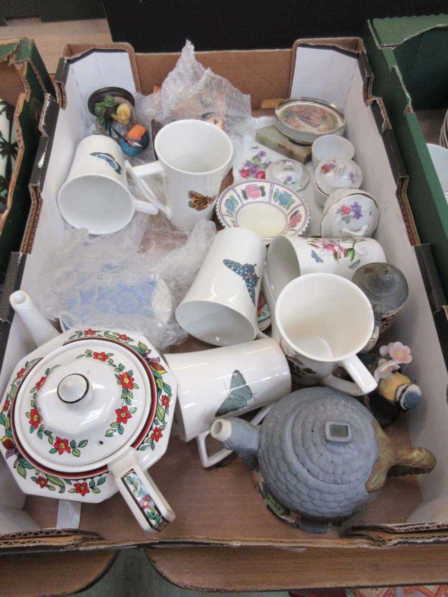 Three trays of ceramic ware to include mugs, tureens, Wedgwood, etc - Image 3 of 3