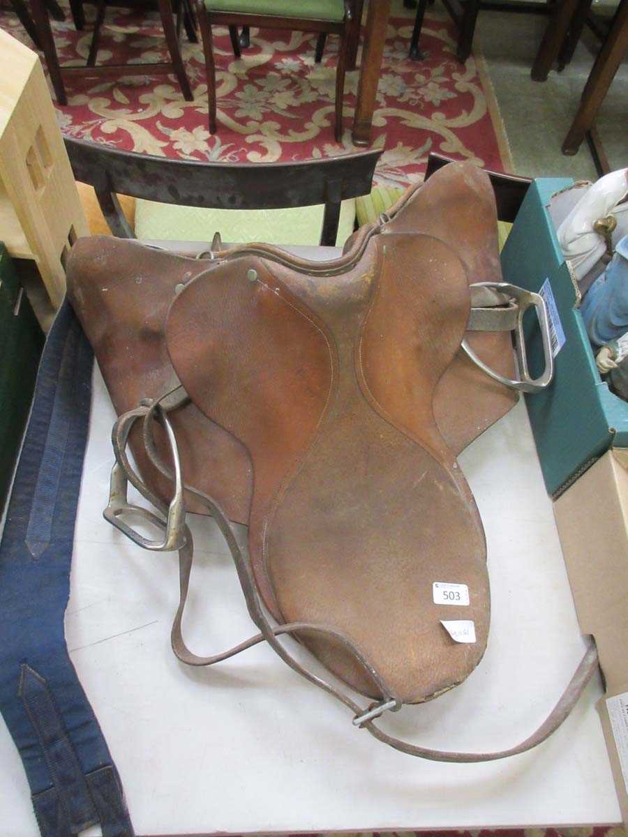 A brown leather saddle with stirrups - Image 3 of 3