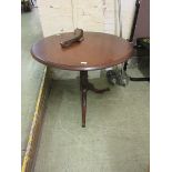 A Victorian mahogany breakfast table on three downswept legs, approx. 90cm diameter (A/F)