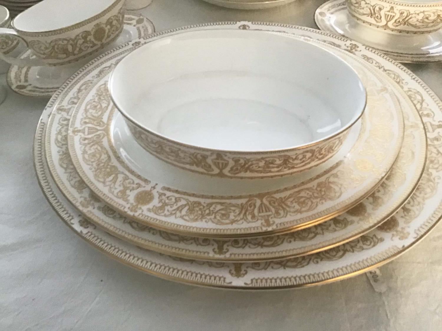 DINNER SERVICE, English Fine Bone China, Royal Worcester 'Hyde Park', twelve place, four piece - Image 7 of 9