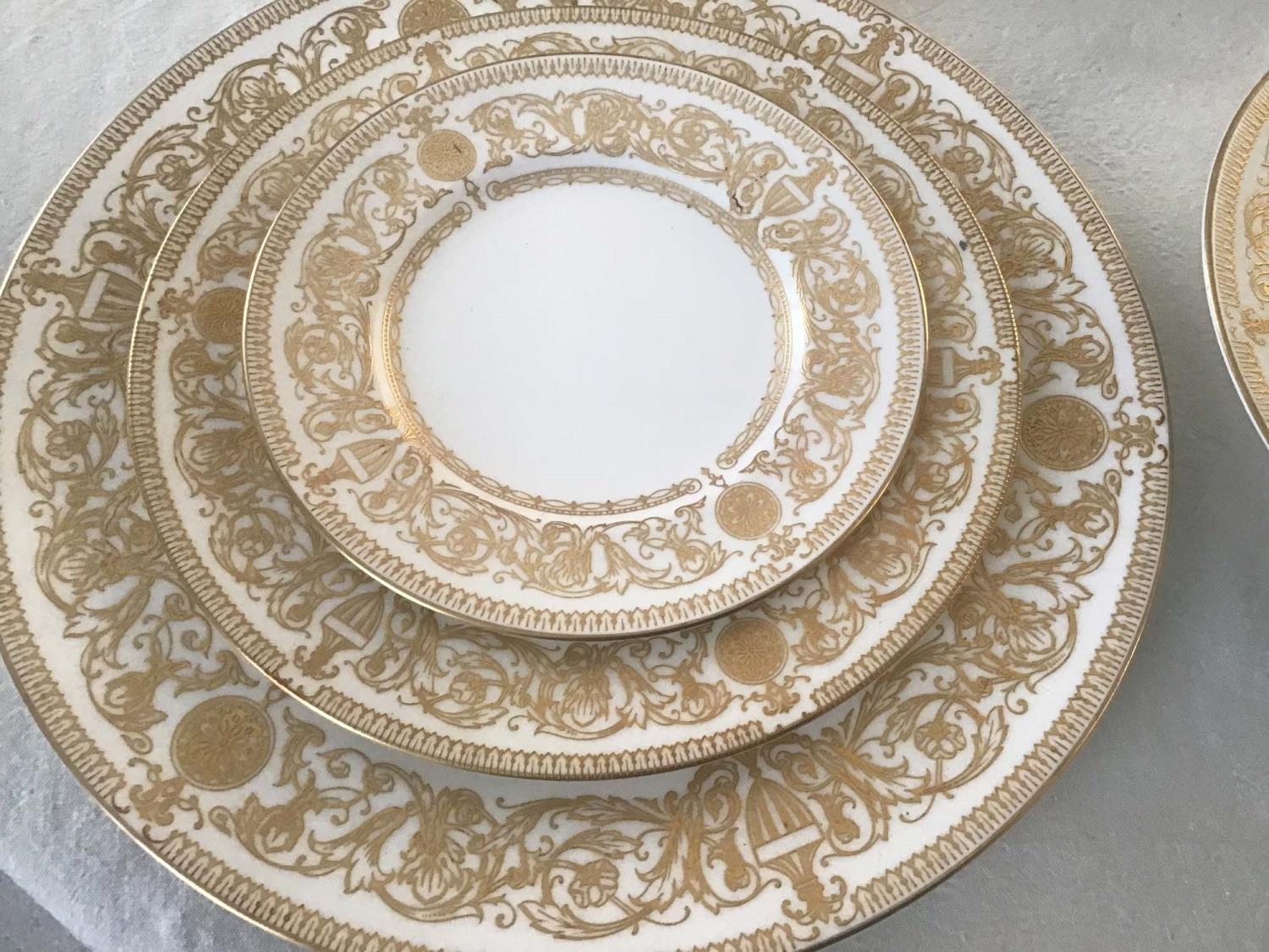 DINNER SERVICE, English Fine Bone China, Royal Worcester 'Hyde Park', twelve place, four piece - Image 8 of 9