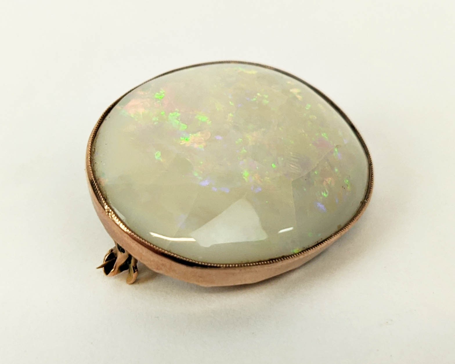 A YELLOW METAL AND OPAL SET BROOCH, probably 9ct rose gold, spiders web design to back, the oval - Bild 4 aus 6