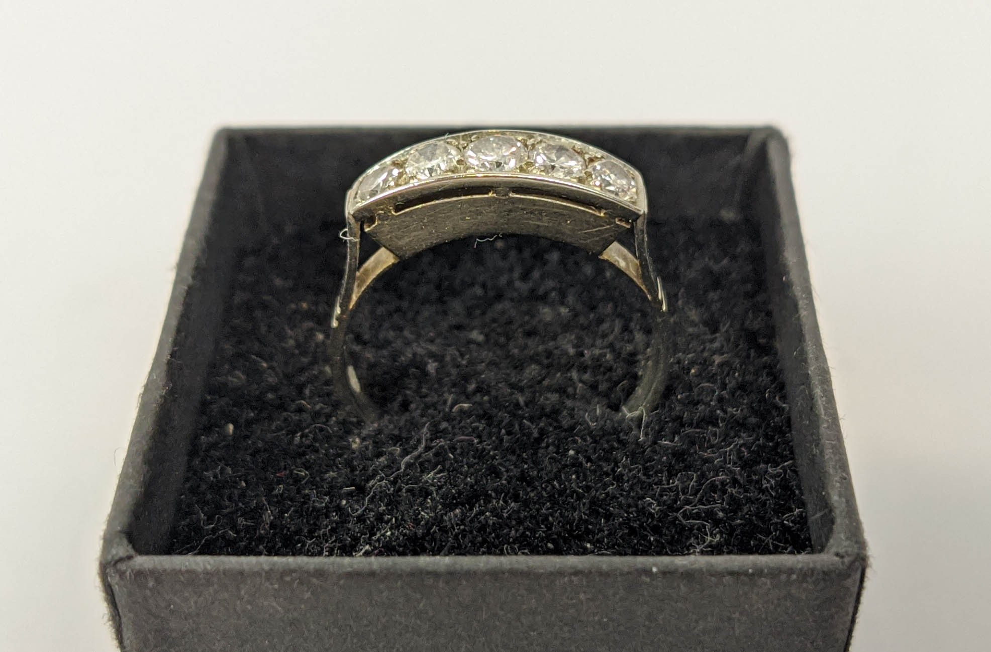 A FIVE STONE DIAMOND RING, tests as white gold, the channel set stones of graduated size, the - Bild 4 aus 6