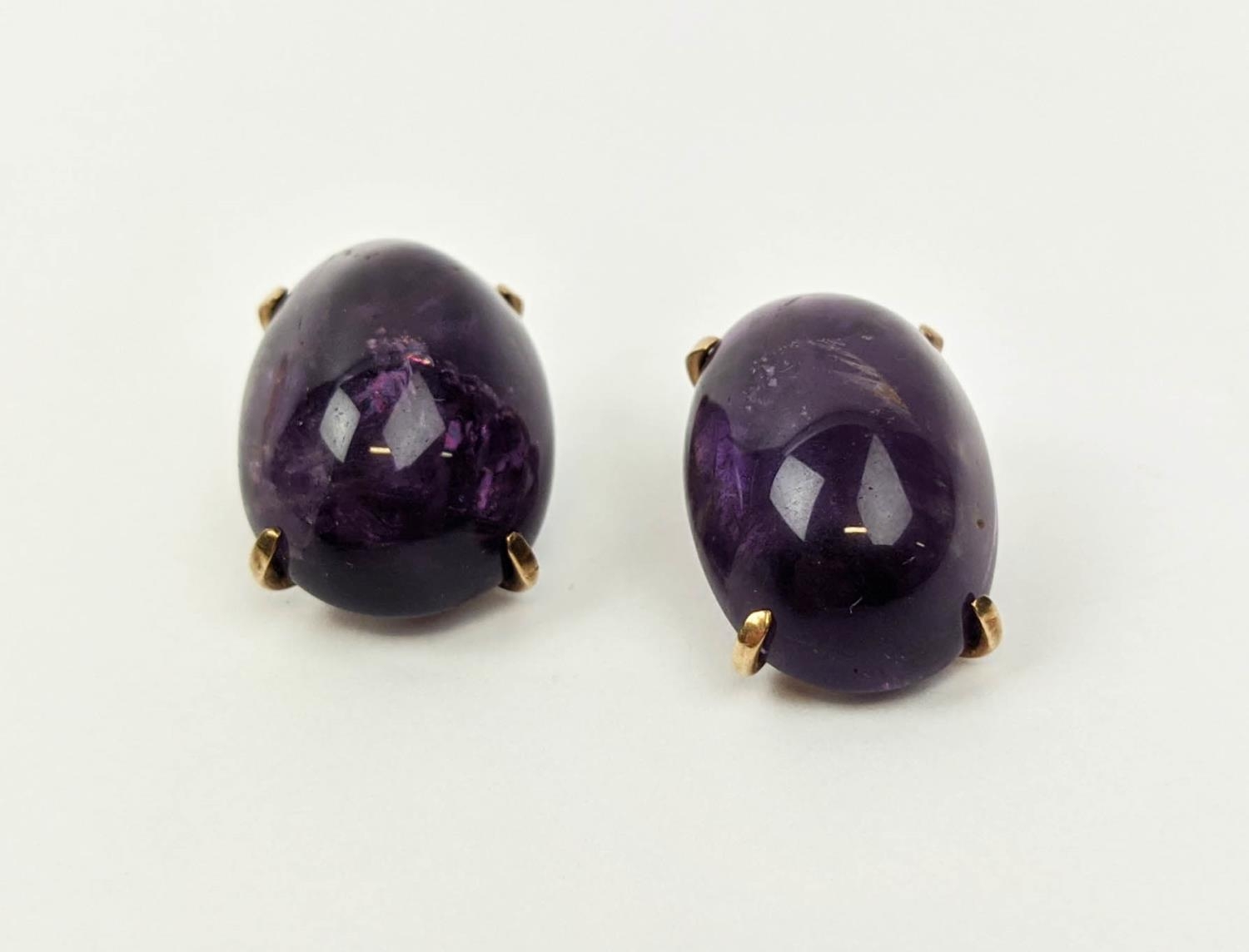 EARRINGS, a pair of amethyst cabouchon clip on earrings set in yellow metal, open backed, gross - Bild 2 aus 6