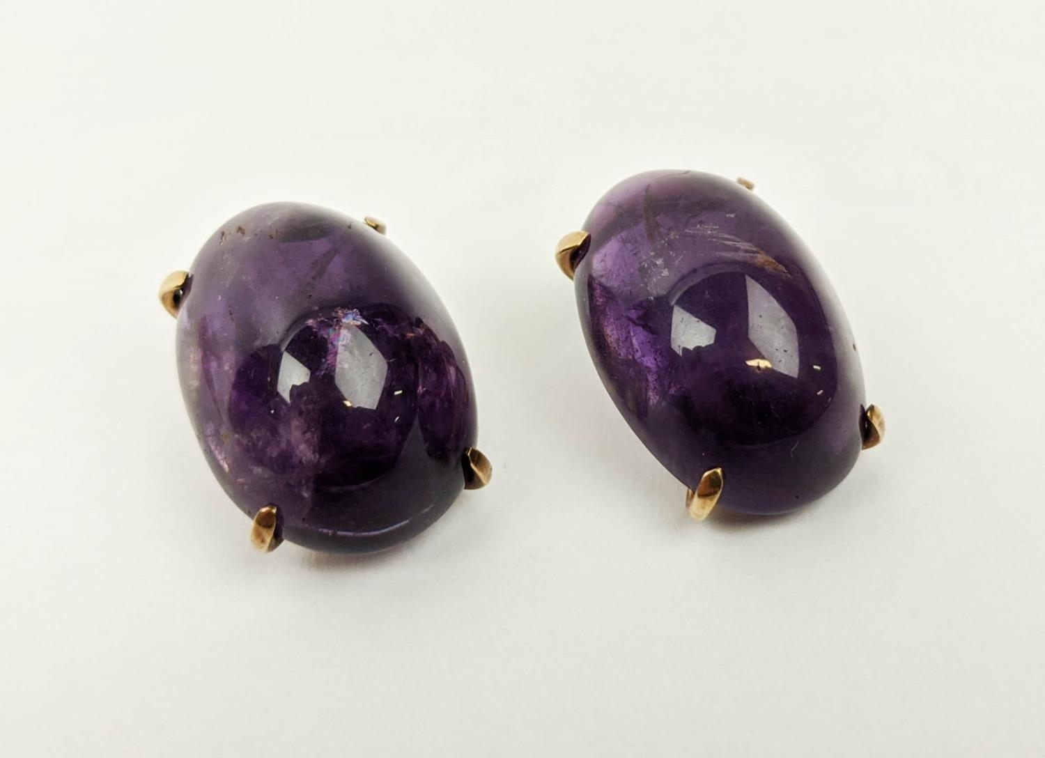 EARRINGS, a pair of amethyst cabouchon clip on earrings set in yellow metal, open backed, gross - Bild 3 aus 6