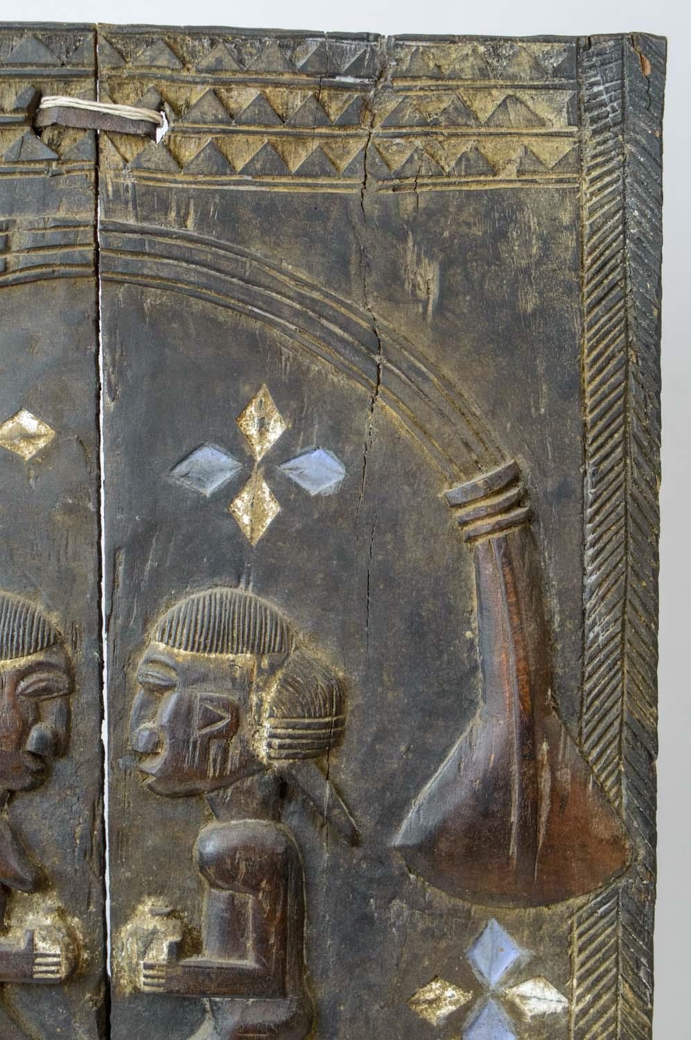 AFRICAN TRIBAL DOOR, carved with opposing kneeling figures with feather edge and blue and white - Image 5 of 5