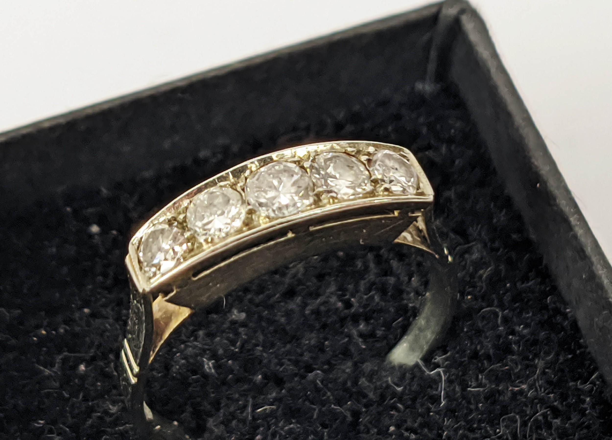 A FIVE STONE DIAMOND RING, tests as white gold, the channel set stones of graduated size, the - Bild 6 aus 6