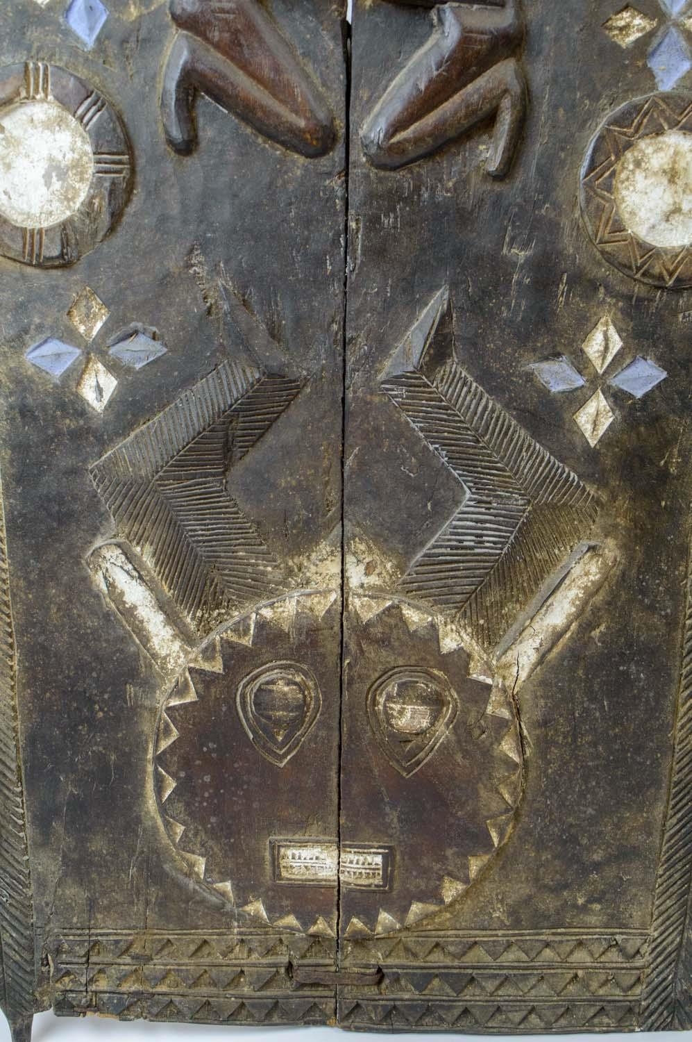 AFRICAN TRIBAL DOOR, carved with opposing kneeling figures with feather edge and blue and white - Image 4 of 5