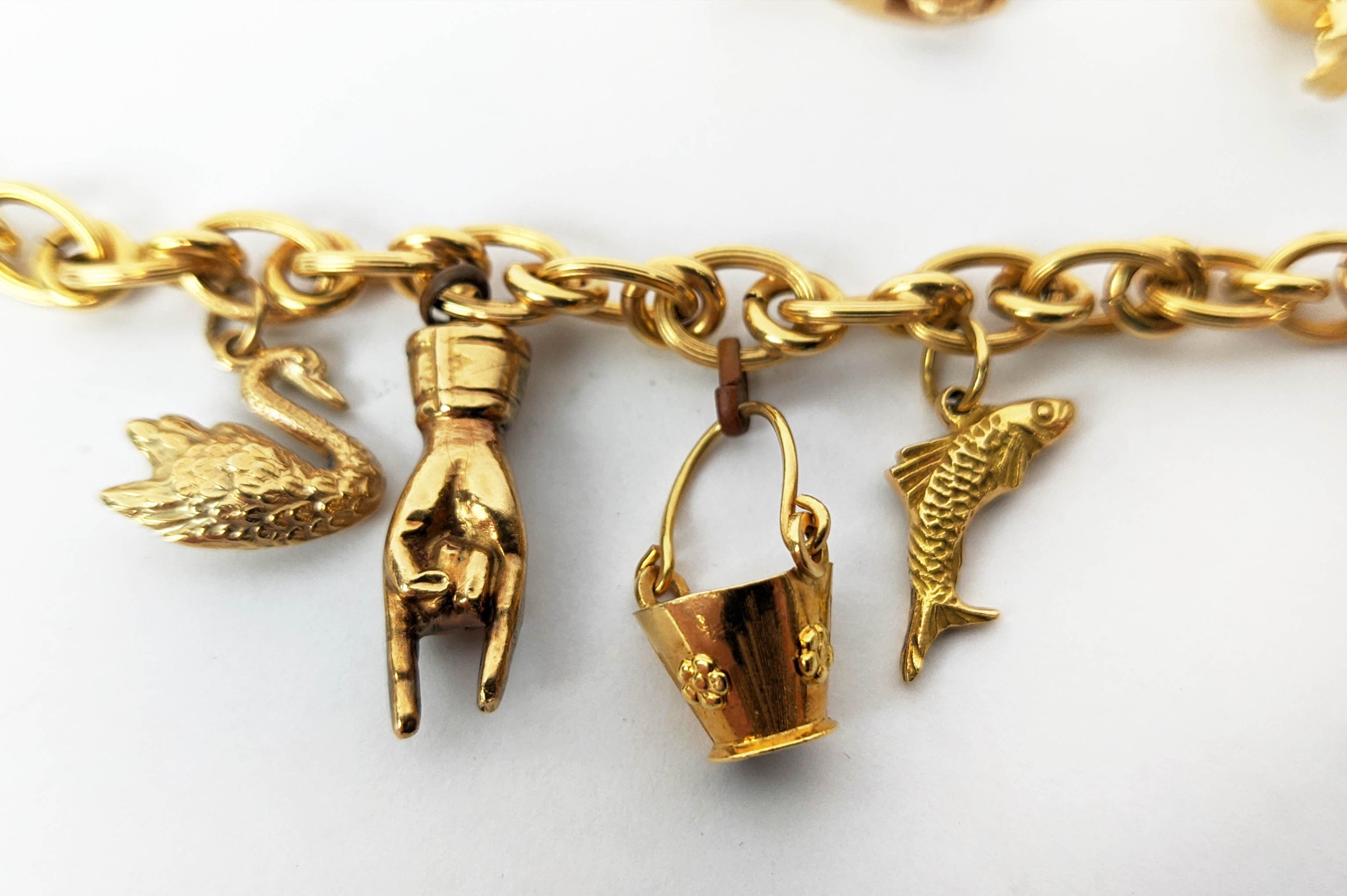 AN 18CT GOLD CHARM BRACELET, fitted with seven charms, plus two further loose charms, 21cm long, - Image 6 of 8